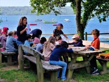 Elise Educatrice milieu marin avec ses élèves en séance découverte